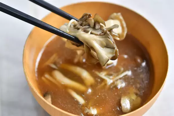 「【ひと手間で激変】きのこをみそ汁に入れるなら…炒めて！香りと旨味が爆上がりする妙技【青髪のテツ】」の画像