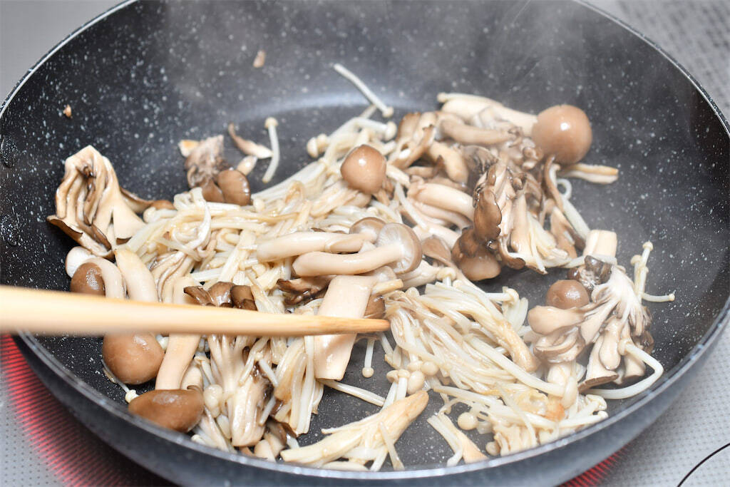 【ひと手間で激変】きのこをみそ汁に入れるなら…炒めて！香りと旨味が爆上がりする妙技【青髪のテツ】