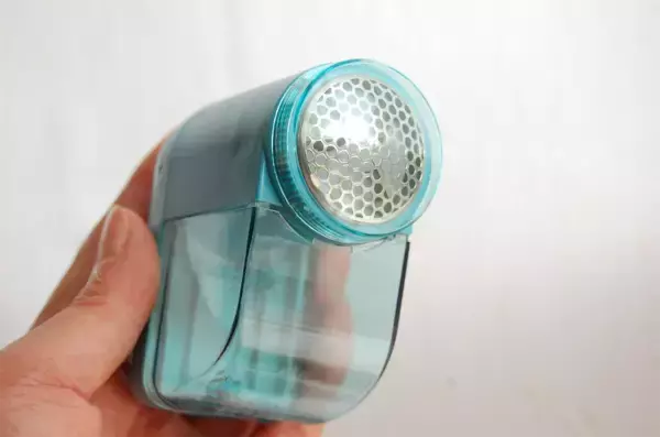 「【100均クイズ】コレな～んだ？髭剃りではありません！クルクルなでると…くたびれた冬服がリフレッシュ！」の画像