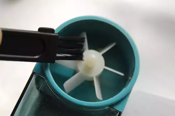 「【100均クイズ】コレな～んだ？髭剃りではありません！クルクルなでると…くたびれた冬服がリフレッシュ！」の画像