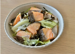 【最強時短レシピ】レンジで一発「鮭とキャベツの重ね蒸し」は体力1％でも作れる♪塩昆布×バターがジュワ～♡