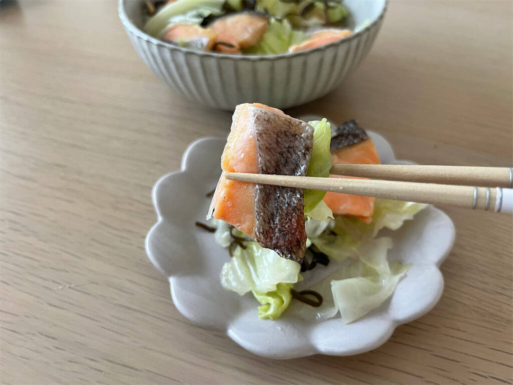 【最強時短レシピ】レンジで一発「鮭とキャベツの重ね蒸し」は体力1％でも作れる♪塩昆布×バターがジュワ～♡