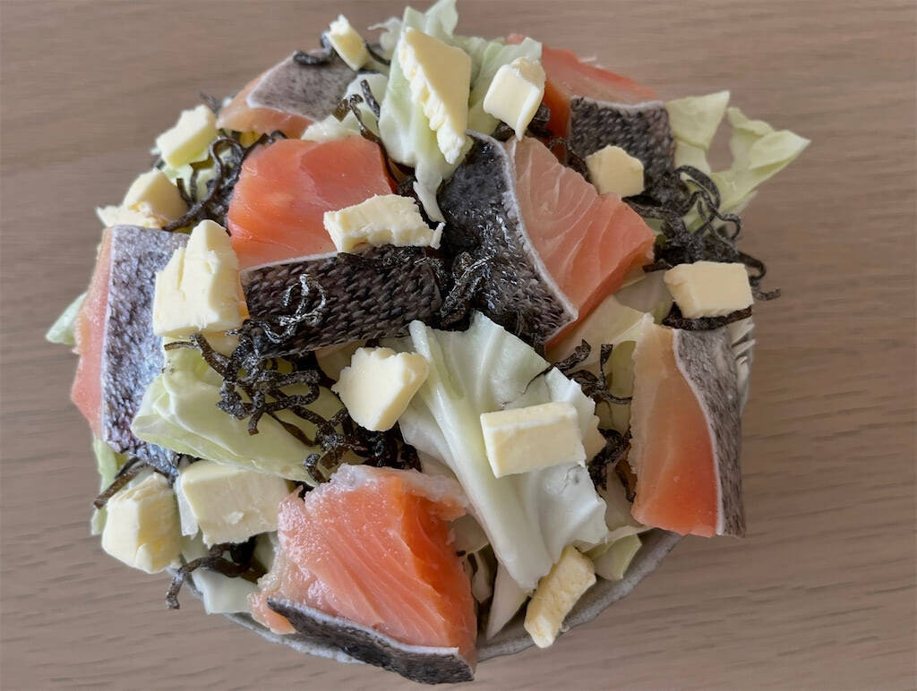 【最強時短レシピ】レンジで一発「鮭とキャベツの重ね蒸し」は体力1％でも作れる♪塩昆布×バターがジュワ～♡