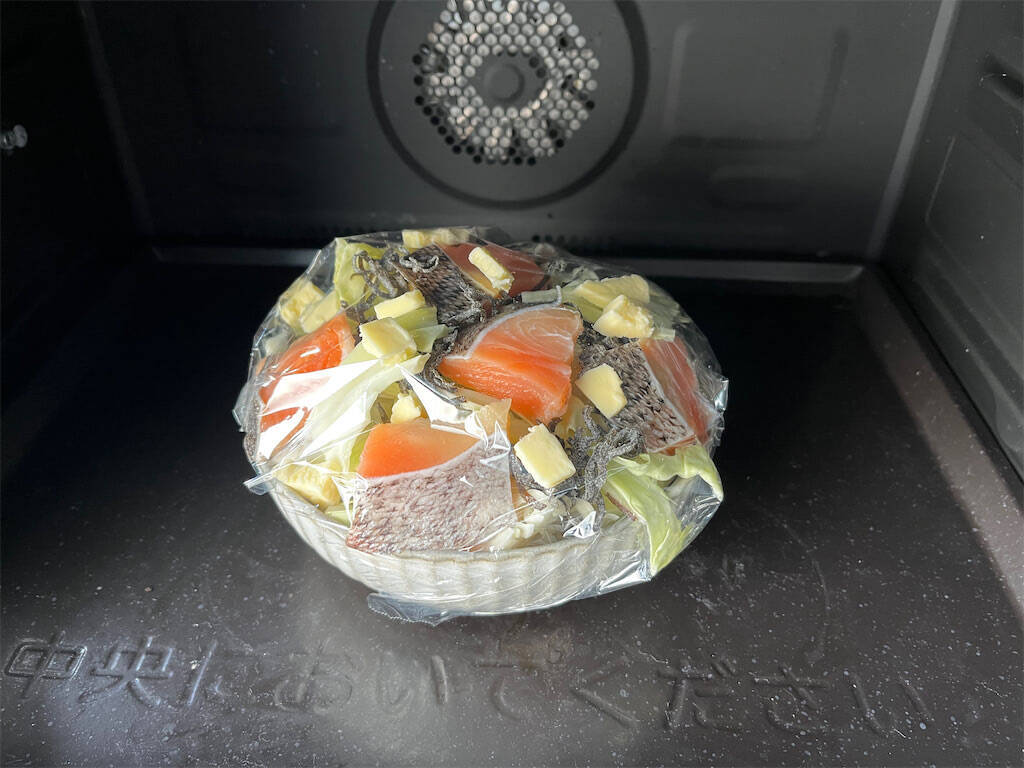 【最強時短レシピ】レンジで一発「鮭とキャベツの重ね蒸し」は体力1％でも作れる♪塩昆布×バターがジュワ～♡