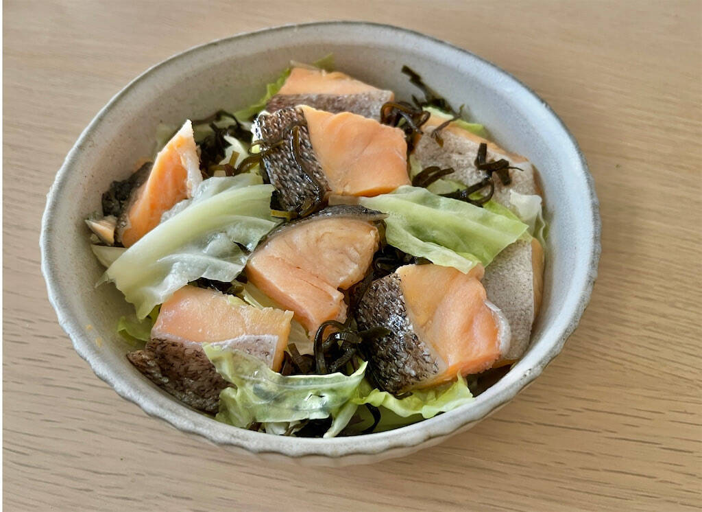 【最強時短レシピ】レンジで一発「鮭とキャベツの重ね蒸し」は体力1％でも作れる♪塩昆布×バターがジュワ～♡