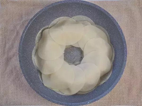 「【肉を一切使わない餃子】はんぺん＆カニカマで海鮮っぽい♡「時短餃子」作ってみた！包む必要もないって♪」の画像