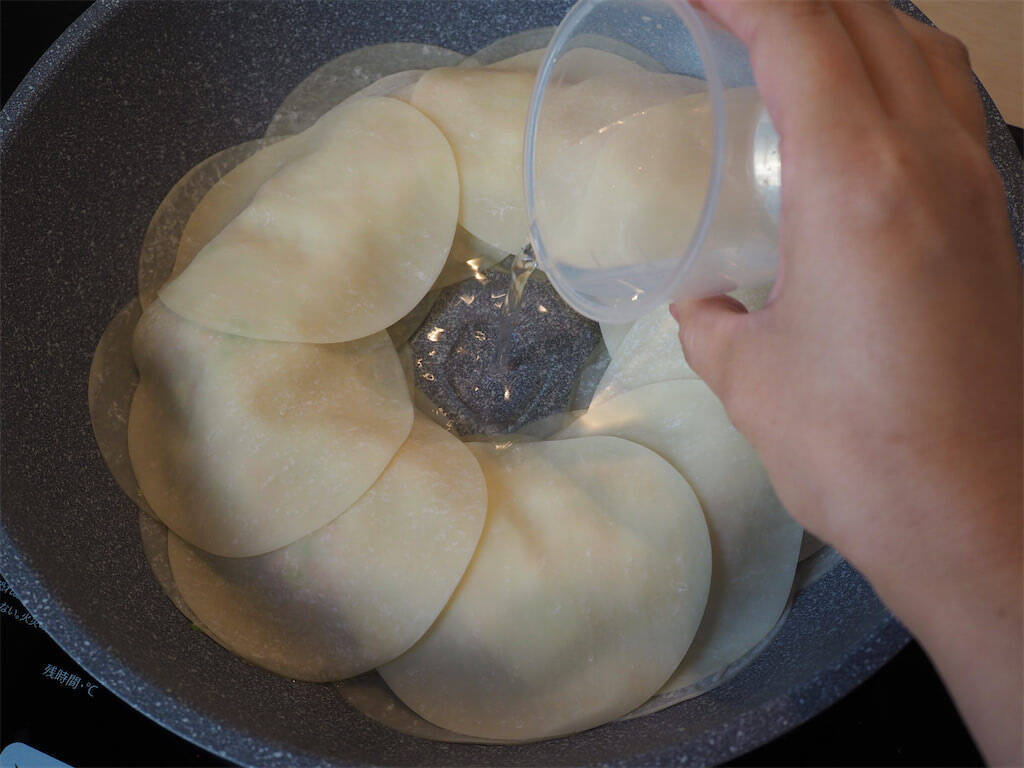 【肉を一切使わない餃子】はんぺん＆カニカマで海鮮っぽい♡「時短餃子」作ってみた！包む必要もないって♪