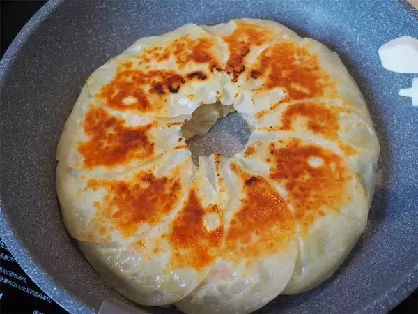 「【肉を一切使わない餃子】はんぺん＆カニカマで海鮮っぽい♡「時短餃子」作ってみた！包む必要もないって♪」の画像