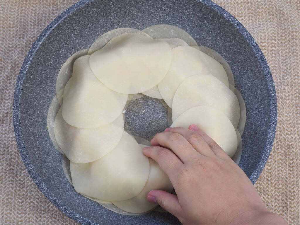 【肉を一切使わない餃子】はんぺん＆カニカマで海鮮っぽい♡「時短餃子」作ってみた！包む必要もないって♪