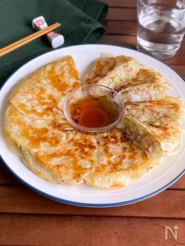「【肉を一切使わない餃子】はんぺん＆カニカマで海鮮っぽい♡「時短餃子」作ってみた！包む必要もないって♪」の画像