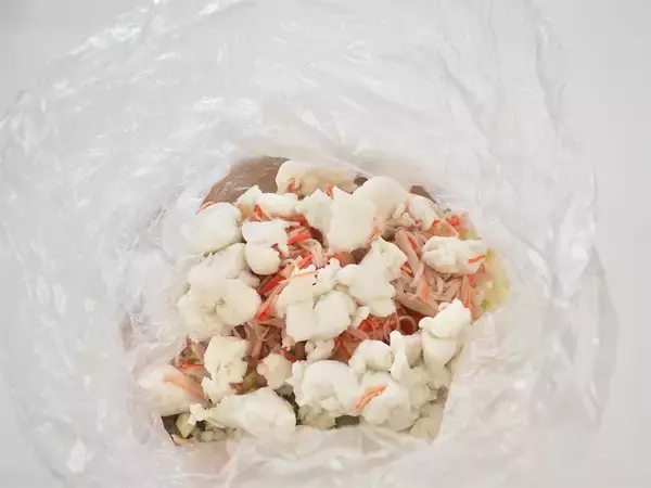 「【肉を一切使わない餃子】はんぺん＆カニカマで海鮮っぽい♡「時短餃子」作ってみた！包む必要もないって♪」の画像