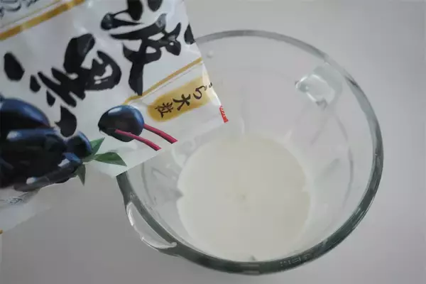 「【おせちリメイク】大粒の丹波黒を飲む!?フジッコ公式「黒豆シェイク」は牛乳ときなこで濃厚クリーミー♡」の画像