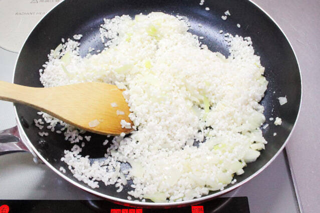 【フライパンの達人直伝】「炒めて炊く」のが旨さの秘訣！ワンパンで華やかすぎるパエリア作ってみた♪