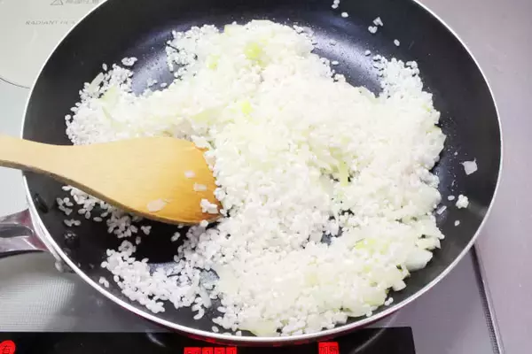 「【フライパンの達人直伝】「炒めて炊く」のが旨さの秘訣！ワンパンで華やかすぎるパエリア作ってみた♪」の画像