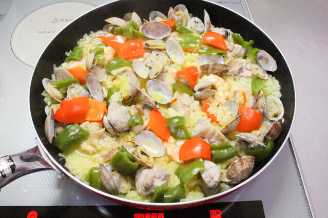 【フライパンの達人直伝】「炒めて炊く」のが旨さの秘訣！ワンパンで華やかすぎるパエリア作ってみた♪