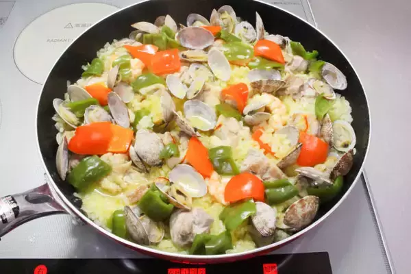 「【フライパンの達人直伝】「炒めて炊く」のが旨さの秘訣！ワンパンで華やかすぎるパエリア作ってみた♪」の画像