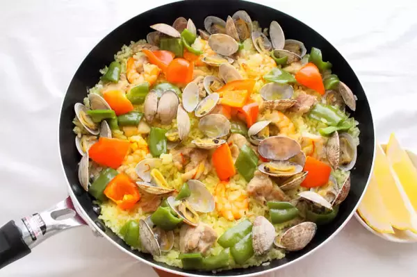 「【フライパンの達人直伝】「炒めて炊く」のが旨さの秘訣！ワンパンで華やかすぎるパエリア作ってみた♪」の画像