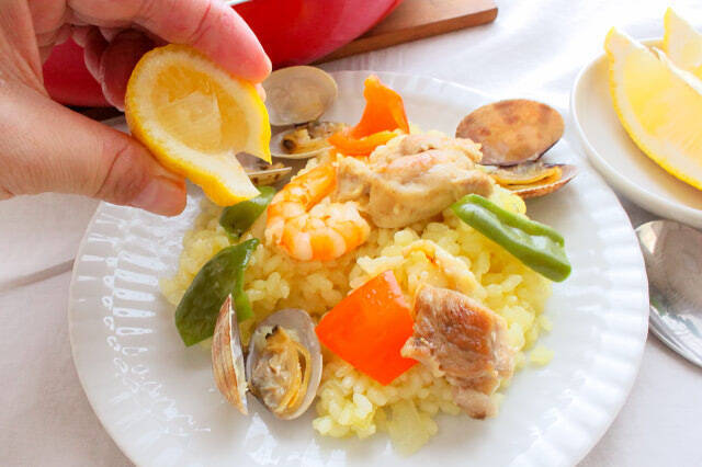 【フライパンの達人直伝】「炒めて炊く」のが旨さの秘訣！ワンパンで華やかすぎるパエリア作ってみた♪