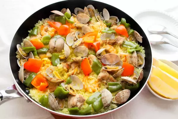 「【フライパンの達人直伝】「炒めて炊く」のが旨さの秘訣！ワンパンで華やかすぎるパエリア作ってみた♪」の画像