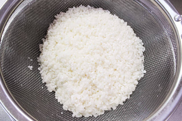 【フライパンの達人直伝】「炒めて炊く」のが旨さの秘訣！ワンパンで華やかすぎるパエリア作ってみた♪