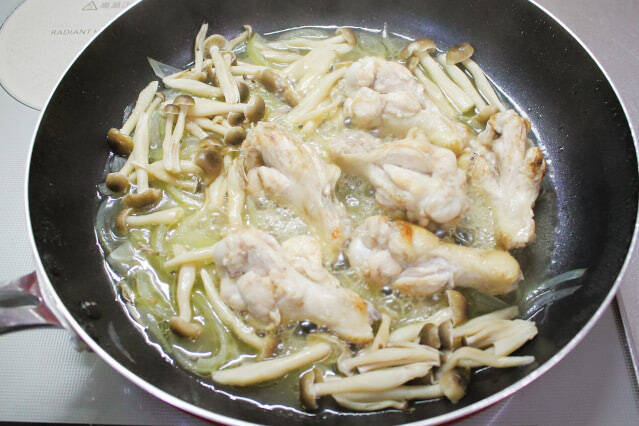 【鶏手羽で極上洋食】マスタードの酸味と玉ねぎの旨味が絡む～♪「鶏手羽元とキノコのクリーム煮」作ってみた！