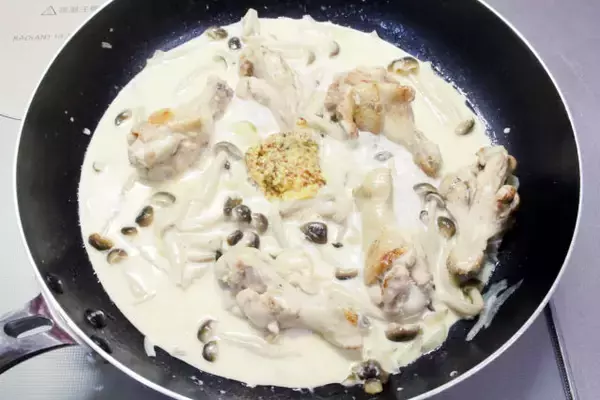 「【鶏手羽で極上洋食】マスタードの酸味と玉ねぎの旨味が絡む～♪「鶏手羽元とキノコのクリーム煮」作ってみた！」の画像