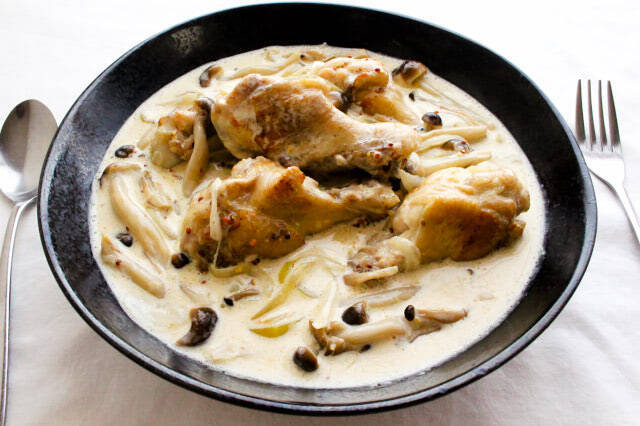 【鶏手羽で極上洋食】マスタードの酸味と玉ねぎの旨味が絡む～♪「鶏手羽元とキノコのクリーム煮」作ってみた！