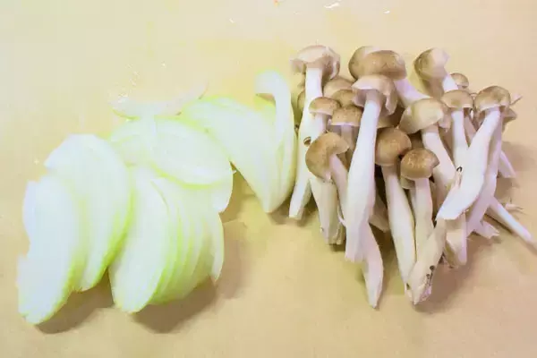 「【鶏手羽で極上洋食】マスタードの酸味と玉ねぎの旨味が絡む～♪「鶏手羽元とキノコのクリーム煮」作ってみた！」の画像