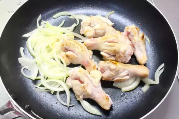 「【鶏手羽で極上洋食】マスタードの酸味と玉ねぎの旨味が絡む～♪「鶏手羽元とキノコのクリーム煮」作ってみた！」の画像