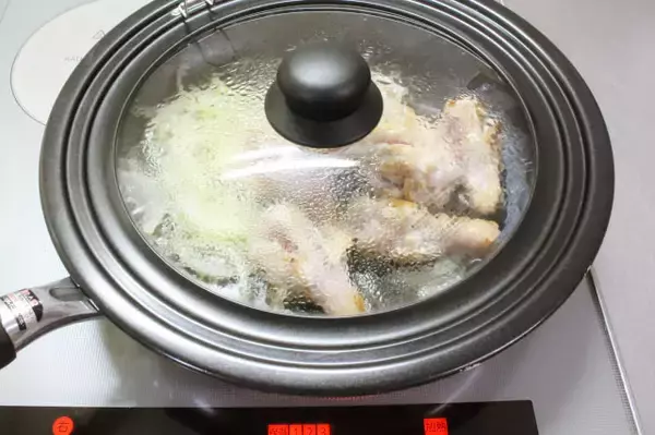 「【鶏手羽で極上洋食】マスタードの酸味と玉ねぎの旨味が絡む～♪「鶏手羽元とキノコのクリーム煮」作ってみた！」の画像