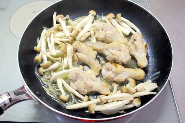 【鶏手羽で極上洋食】マスタードの酸味と玉ねぎの旨味が絡む～♪「鶏手羽元とキノコのクリーム煮」作ってみた！