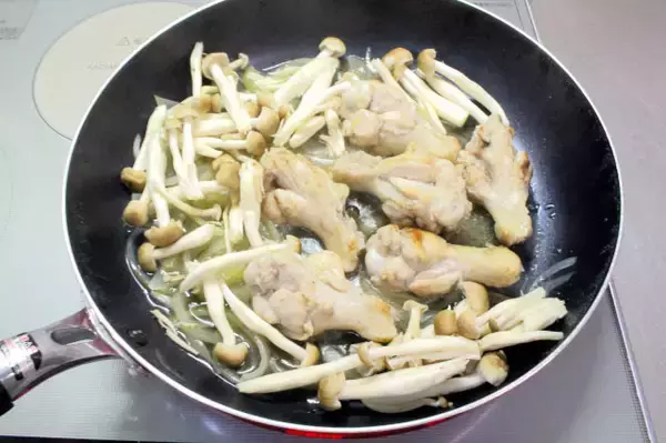 「【鶏手羽で極上洋食】マスタードの酸味と玉ねぎの旨味が絡む～♪「鶏手羽元とキノコのクリーム煮」作ってみた！」の画像