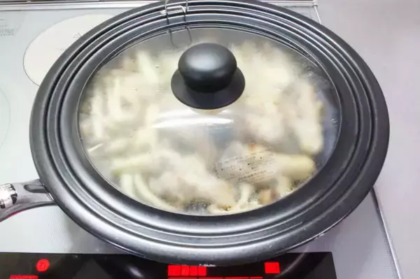 「【鶏手羽で極上洋食】マスタードの酸味と玉ねぎの旨味が絡む～♪「鶏手羽元とキノコのクリーム煮」作ってみた！」の画像