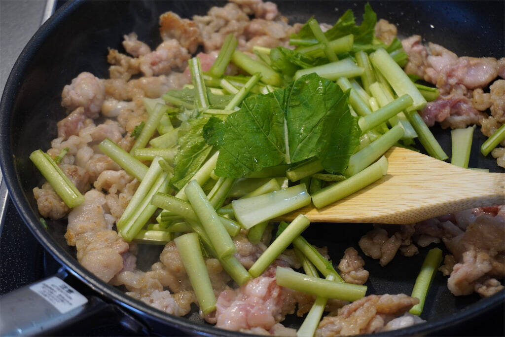 「かぶをおいしく食べるなら肉と一緒に炒めてよ」【東京の農家談】肉汁吸いまくりのかぶがジュ、ジューシー♡