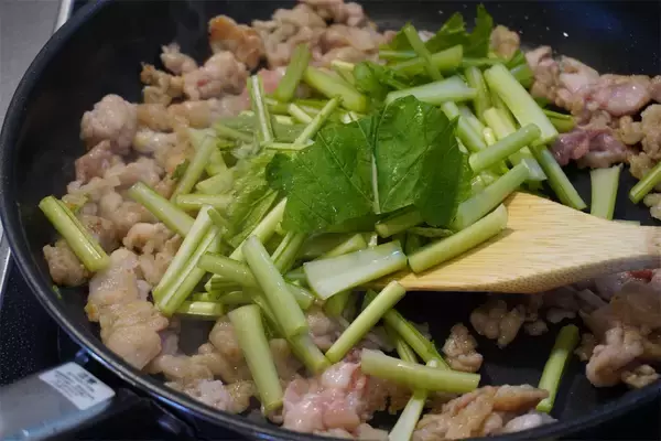 「「かぶをおいしく食べるなら肉と一緒に炒めてよ」【東京の農家談】肉汁吸いまくりのかぶがジュ、ジューシー♡」の画像