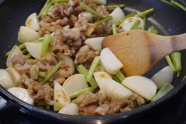「「かぶをおいしく食べるなら肉と一緒に炒めてよ」【東京の農家談】肉汁吸いまくりのかぶがジュ、ジューシー♡」の画像