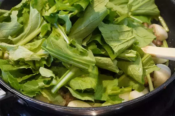 「「かぶをおいしく食べるなら肉と一緒に炒めてよ」【東京の農家談】肉汁吸いまくりのかぶがジュ、ジューシー♡」の画像