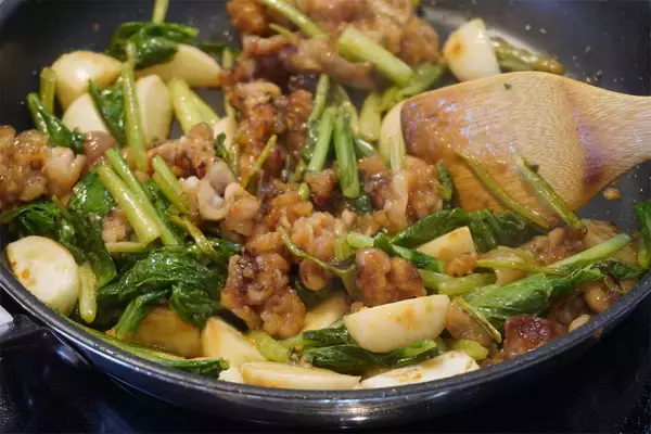 「「かぶをおいしく食べるなら肉と一緒に炒めてよ」【東京の農家談】肉汁吸いまくりのかぶがジュ、ジューシー♡」の画像