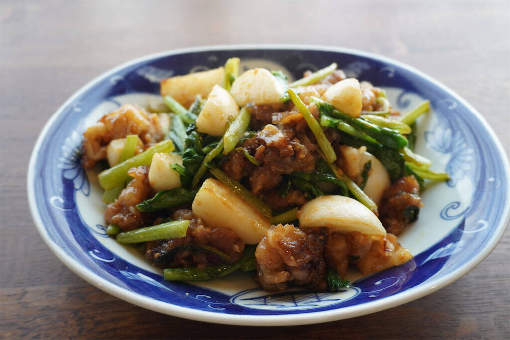 「かぶをおいしく食べるなら肉と一緒に炒めてよ」【東京の農家談】肉汁吸いまくりのかぶがジュ、ジューシー♡
