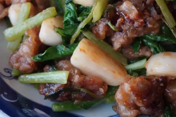 「「かぶをおいしく食べるなら肉と一緒に炒めてよ」【東京の農家談】肉汁吸いまくりのかぶがジュ、ジューシー♡」の画像