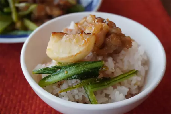 「「かぶをおいしく食べるなら肉と一緒に炒めてよ」【東京の農家談】肉汁吸いまくりのかぶがジュ、ジューシー♡」の画像
