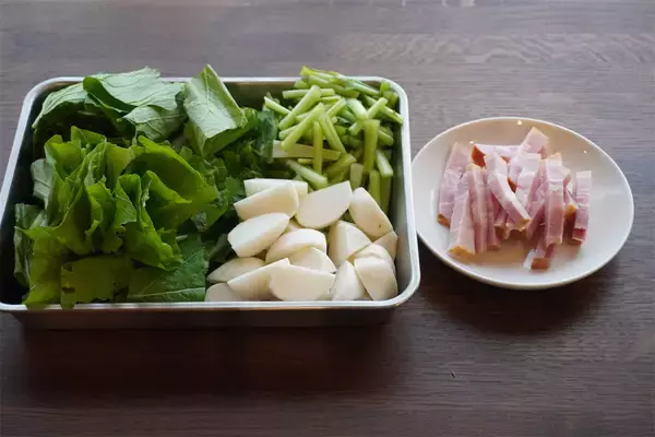 「「かぶをおいしく食べるなら肉と一緒に炒めてよ」【東京の農家談】肉汁吸いまくりのかぶがジュ、ジューシー♡」の画像