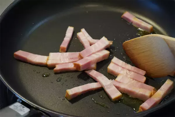 「「かぶをおいしく食べるなら肉と一緒に炒めてよ」【東京の農家談】肉汁吸いまくりのかぶがジュ、ジューシー♡」の画像