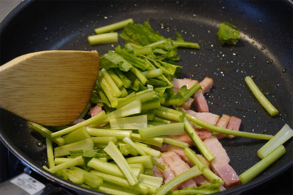 「かぶをおいしく食べるなら肉と一緒に炒めてよ」【東京の農家談】肉汁吸いまくりのかぶがジュ、ジューシー♡