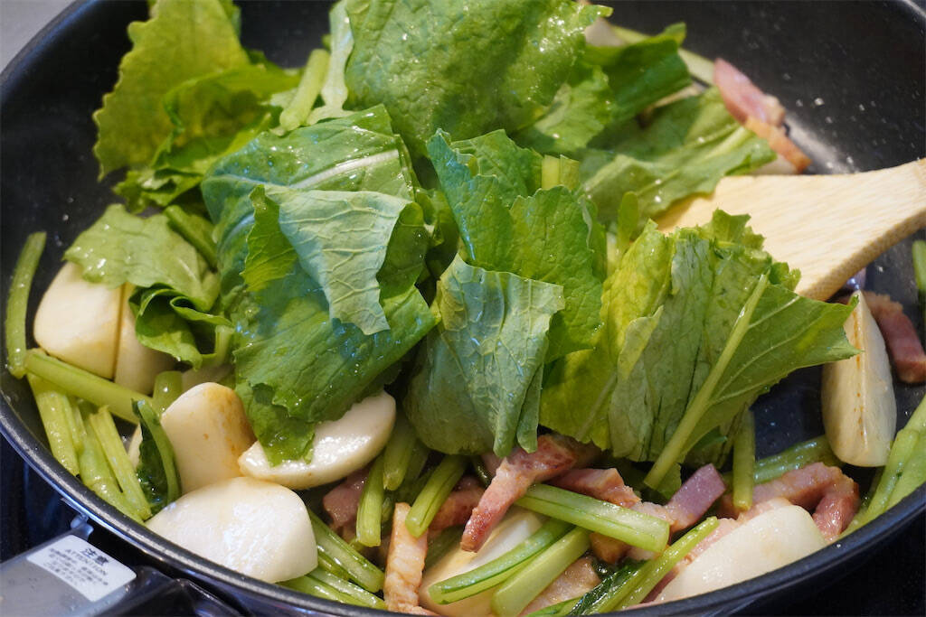 「かぶをおいしく食べるなら肉と一緒に炒めてよ」【東京の農家談】肉汁吸いまくりのかぶがジュ、ジューシー♡