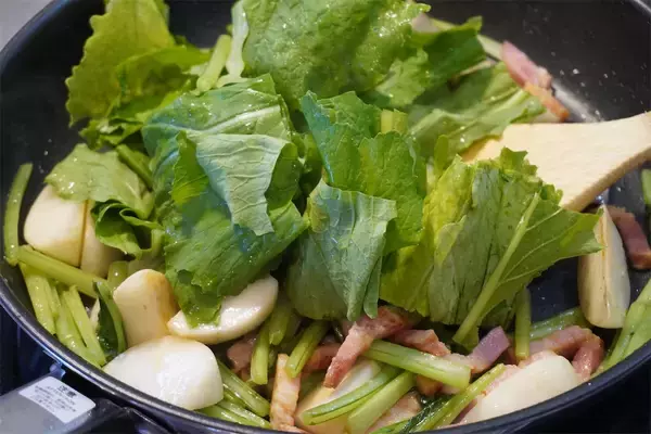 「「かぶをおいしく食べるなら肉と一緒に炒めてよ」【東京の農家談】肉汁吸いまくりのかぶがジュ、ジューシー♡」の画像