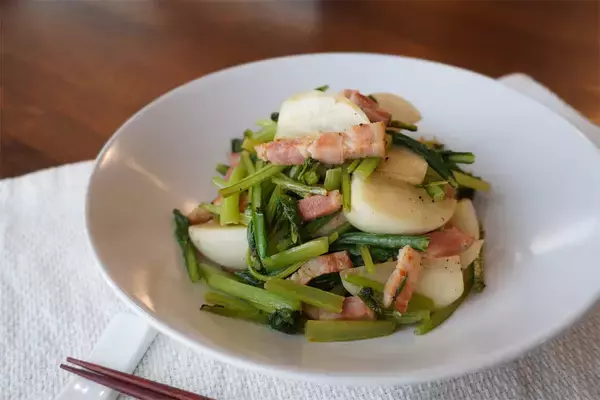 「「かぶをおいしく食べるなら肉と一緒に炒めてよ」【東京の農家談】肉汁吸いまくりのかぶがジュ、ジューシー♡」の画像