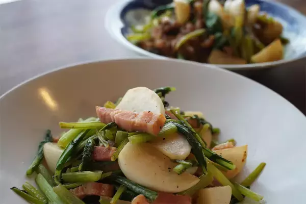 「「かぶをおいしく食べるなら肉と一緒に炒めてよ」【東京の農家談】肉汁吸いまくりのかぶがジュ、ジューシー♡」の画像