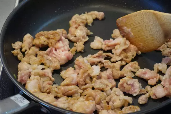 「「かぶをおいしく食べるなら肉と一緒に炒めてよ」【東京の農家談】肉汁吸いまくりのかぶがジュ、ジューシー♡」の画像