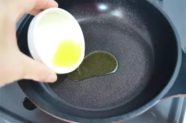 「【包まないのに華やか】「パプリカのオムレツ」作ってみた！チーズ＆ソーセージ入りで絶対的メインに【農家直伝】」の画像